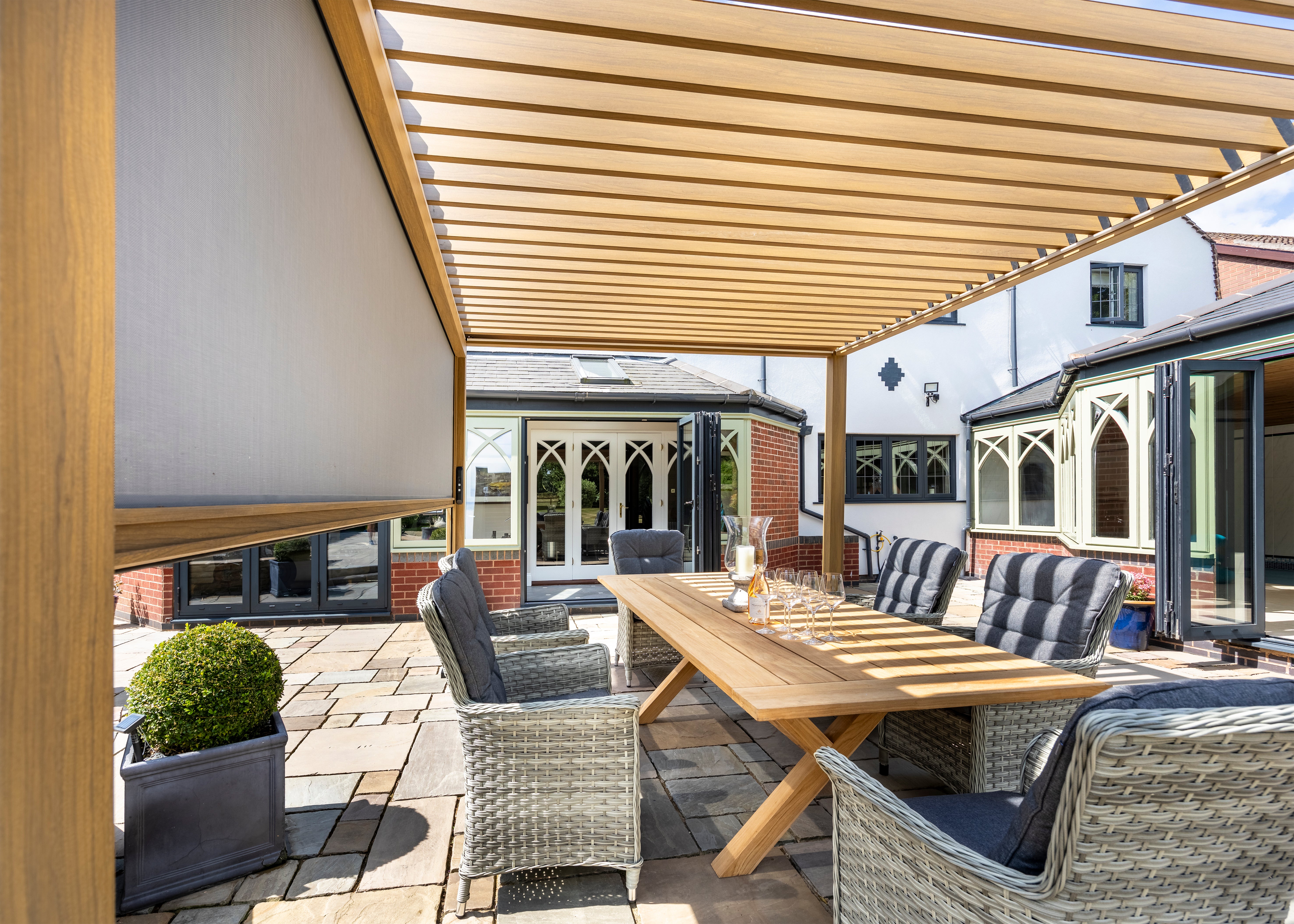 Hartman Como Aluminium Pergola (3x3 m & 4x3 m) – Adjustable Louvered Roof with Solar LED Lights